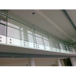 Balustrada całoszklana samonośna, szkło bezpieczne hartowane VSG/ ESG 884, mocowanie punktowe do boku o podwyższonej wtrzymałości, wysokość balustrady