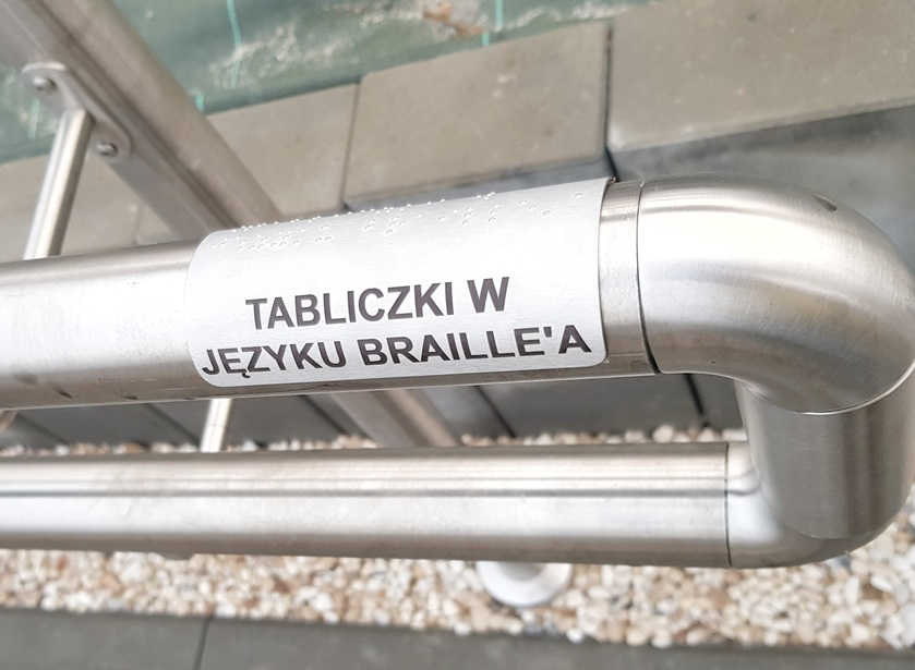 Tabliczki informacyjne na rure